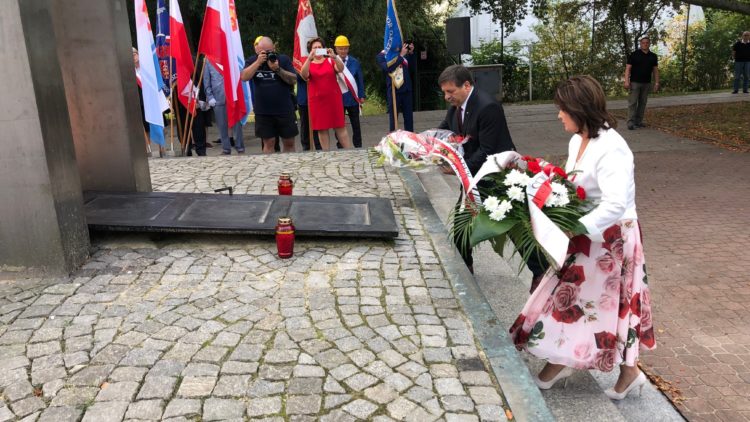Złożenie kwiatów pod pomnikiem Ofiar Grudnia 1970 w Gdyni