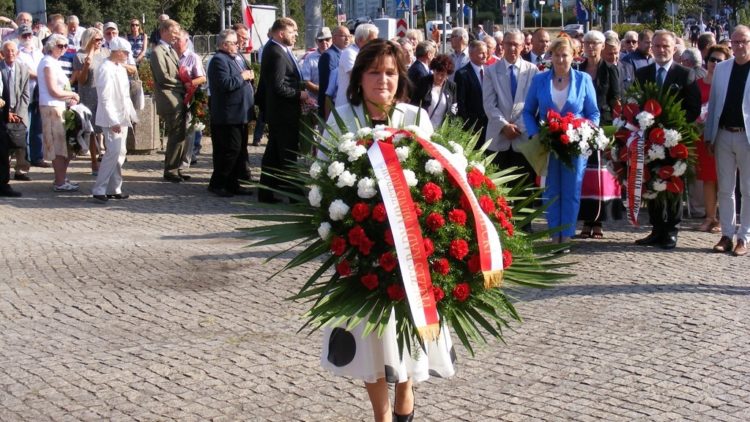 złożenie kwiatów pod pomnikiem Ofiar Grudnia 1970 w Gdyni